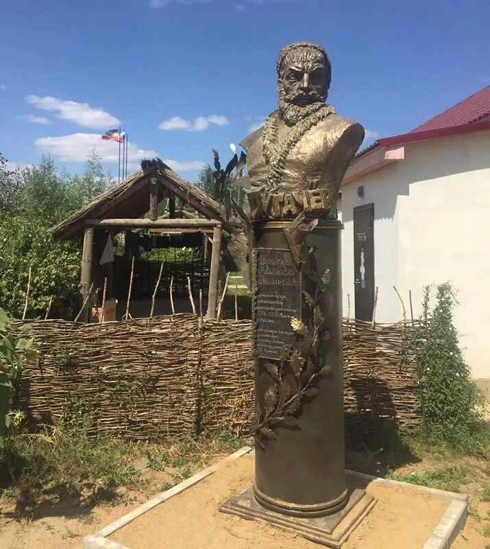 Емельян пугачев памятник в саранске. Памятники емельяна пугачева. Памятник е пугачеву саранск. Емельян пугачев памятник. Памятник е пугачеву саранск.