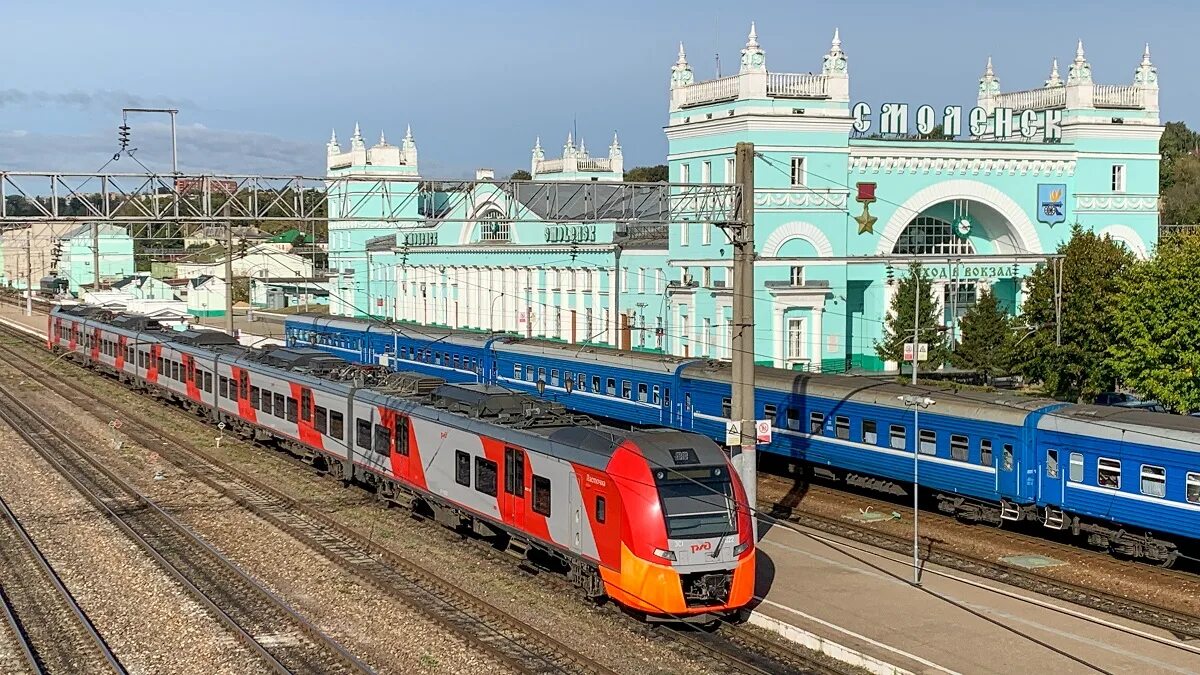 Ласточка смоленск сегодня. ЖД станция Смоленск. Смоленск вокзал. Ласточка Москва Смоленск. Вокзал Смоленск Центральный Ласточка.