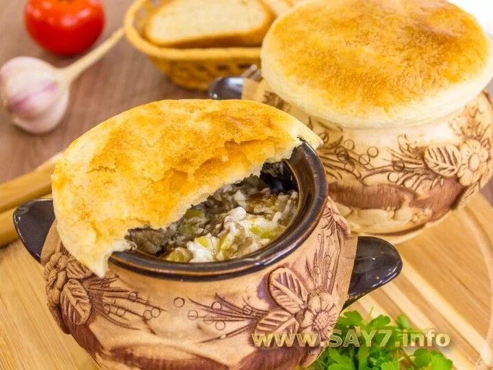 В горшочке с крышкой из теста. Жаркое в горшочках с лепешкой. щи в горшочке. жаркое в горшочке с тестом. суп в горшочке с крышкой из теста.