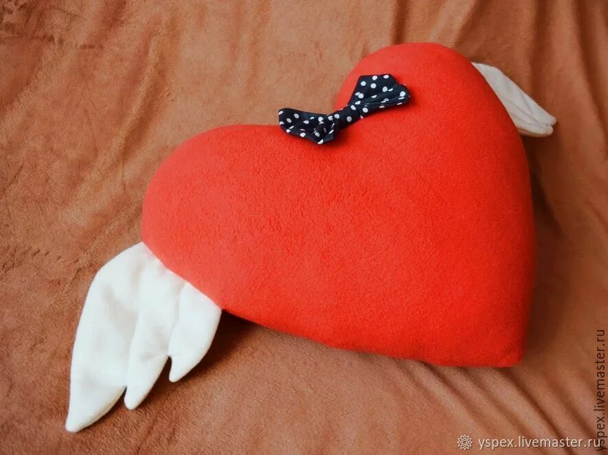 Большое сердце 2 класс. Подушка сердце. Подушка сердечки. Мягкая игрушка сердце. Подушка в виде сердца.