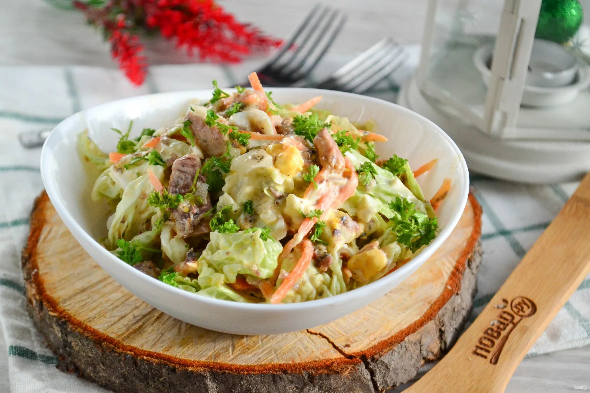 Салат с пекинской капустой и рыбной консервой. Жареная капуста с рыбной консервой. Рыбный салат по австрийски. Салат с пекинской капустой и инд. Тушеная капуста.