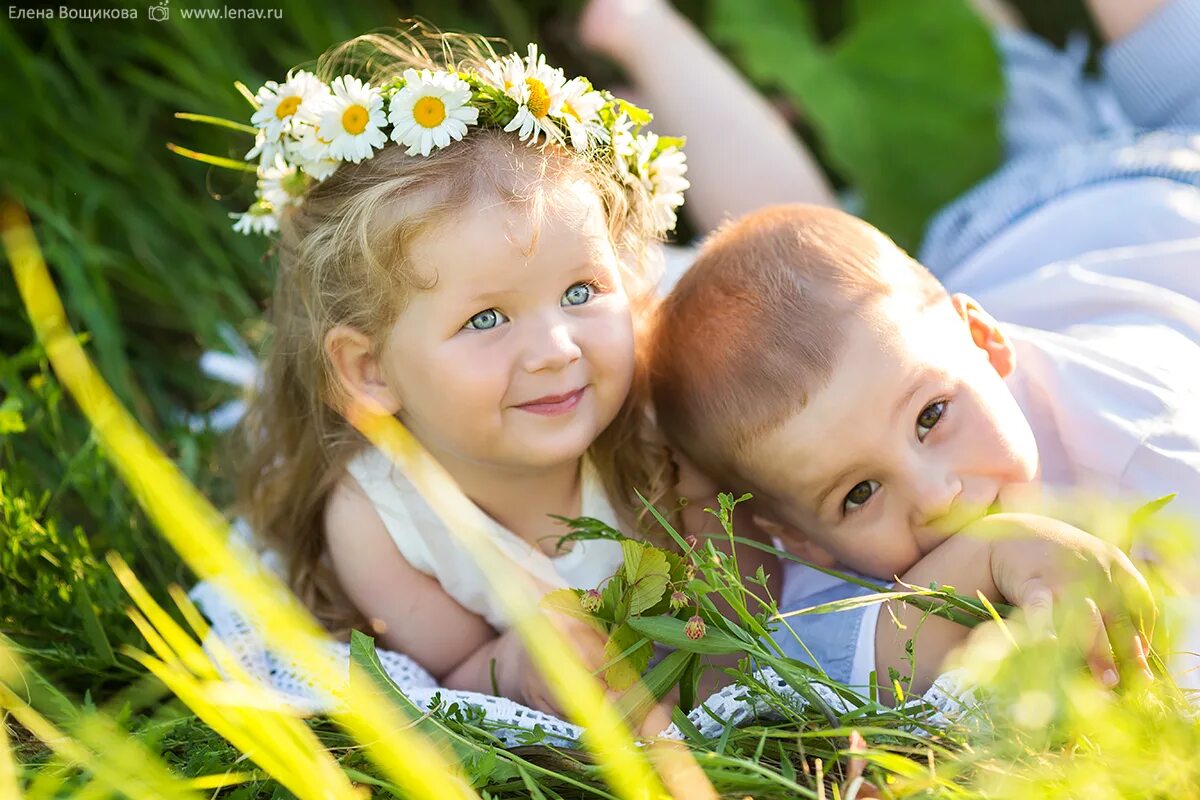 счастливая девочка. радостная девочка. солнечная девочка. природа солнце. дети солнца.