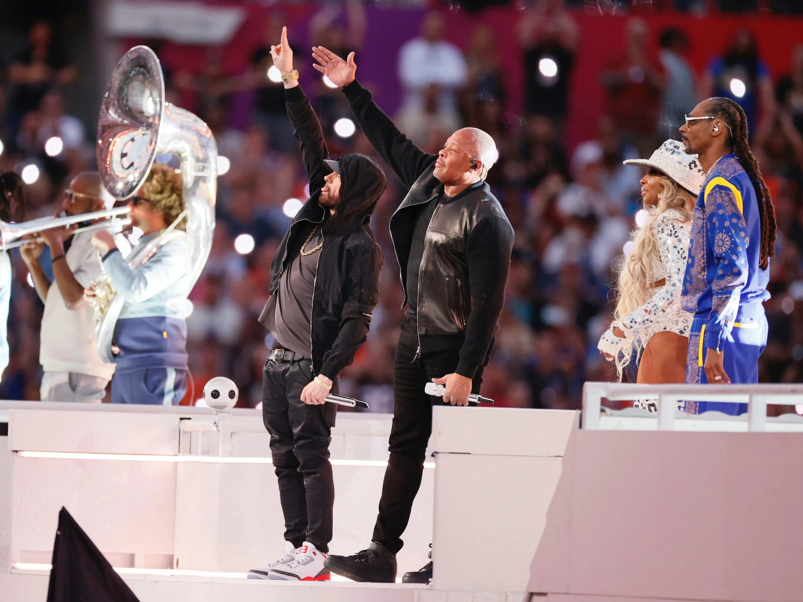 Super bowl show. Эминем супербоул 2025. snoop dogg на супербоул 2025. super bowl halftime show 2025. кендрик ламар супербоул 2025.