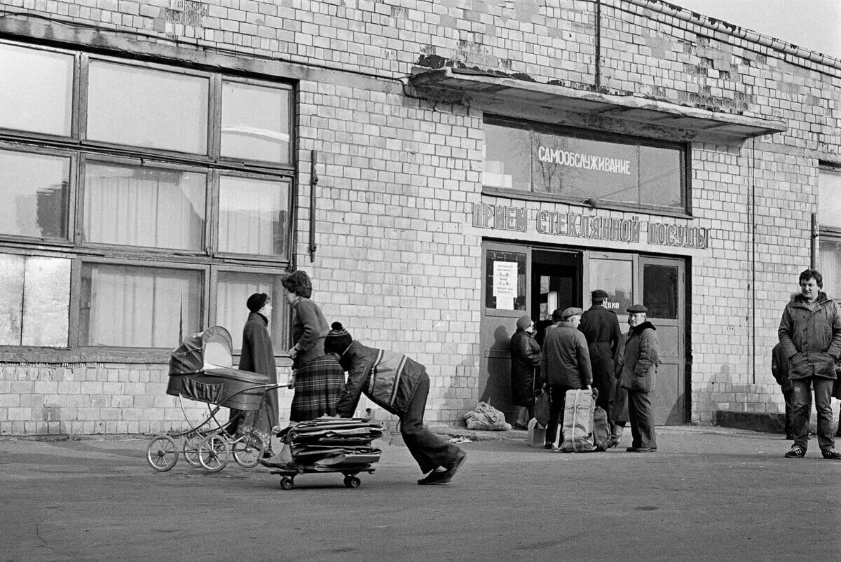 История 1987 года. Палашевский рынок в москве. сбор стеклотары в ссср. пункт приема макулатуры ссср. москва 1987 год.
