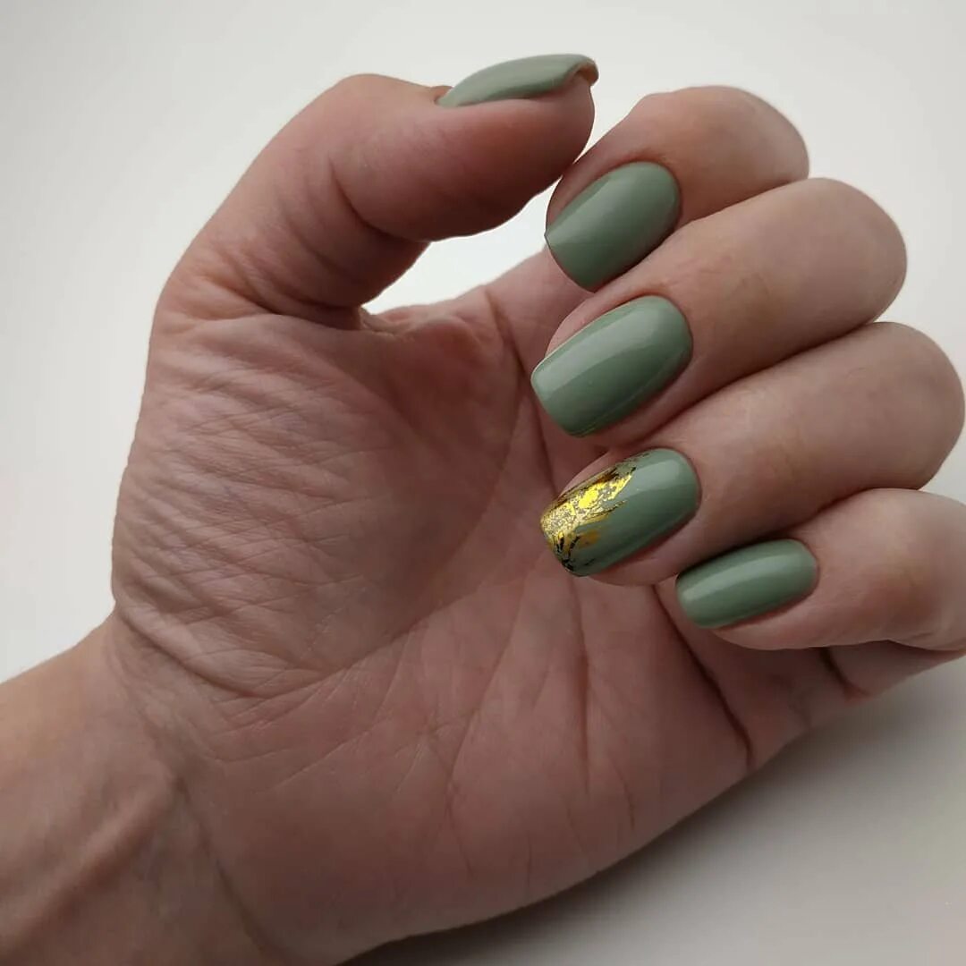 оливковый маникюр фото. маникюр оливковый с золотым. маникюр олива с золотом. маникюр хаки 2022. оливковый маникюр на коротких ногтях.
