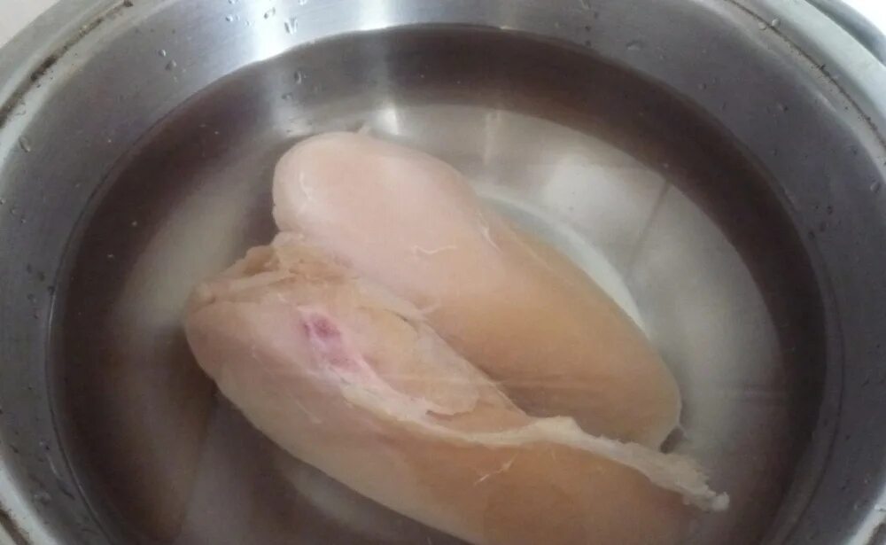 Варить курицу для супа после закипания. Куриная грудка в кастрюле. Вареная куриная грудка. Варка куриной грудки в кастрюле. Куриное филе в бульоне.