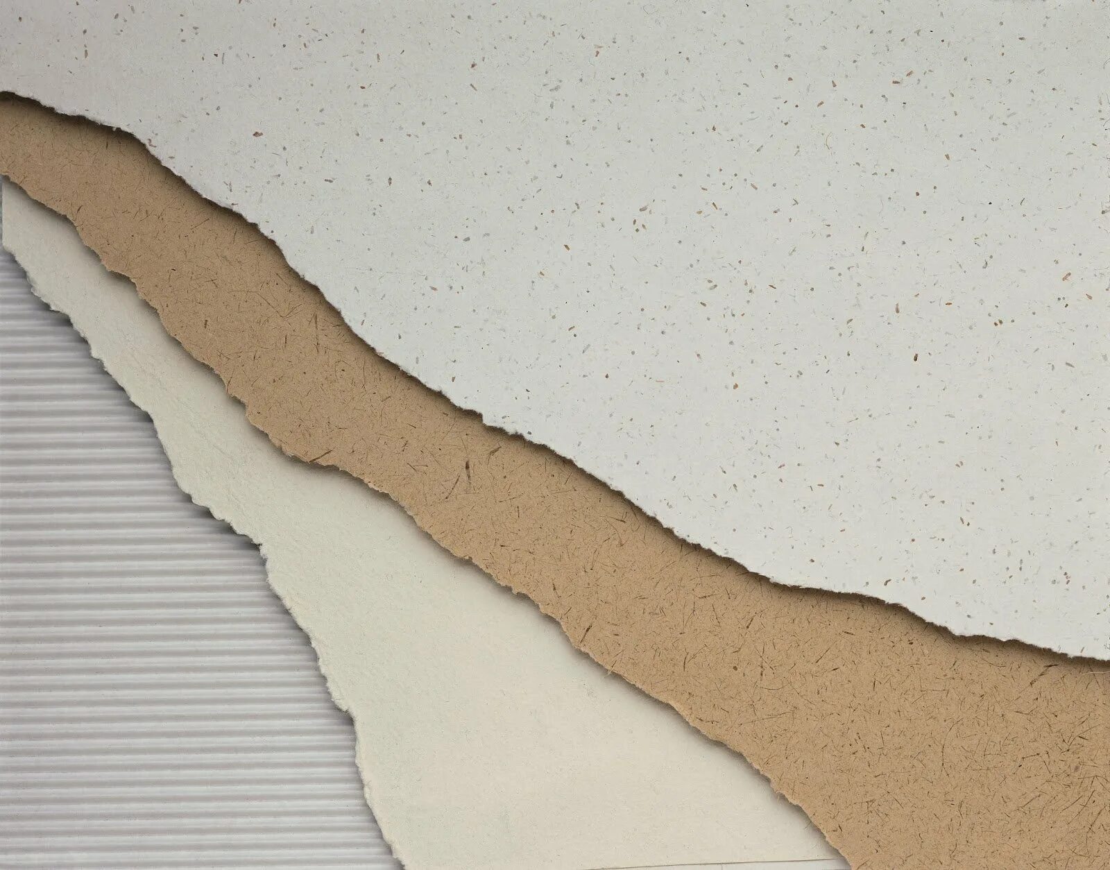 Рваный край бумаги. Рваная бумага. бумага с оборванным краем. текстура бумаги с рваными краями.