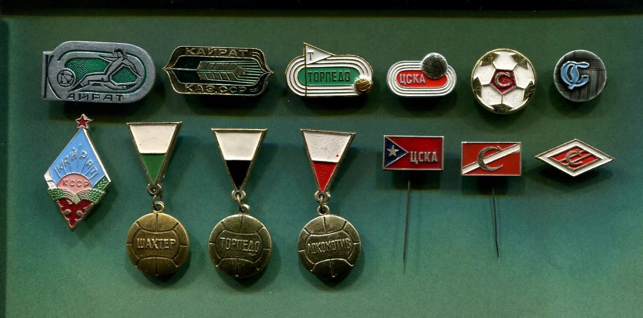 фото значки по футболу. фото значки по футболу. футбол значок. значки команд по футболу. коллекция футбольных значков.