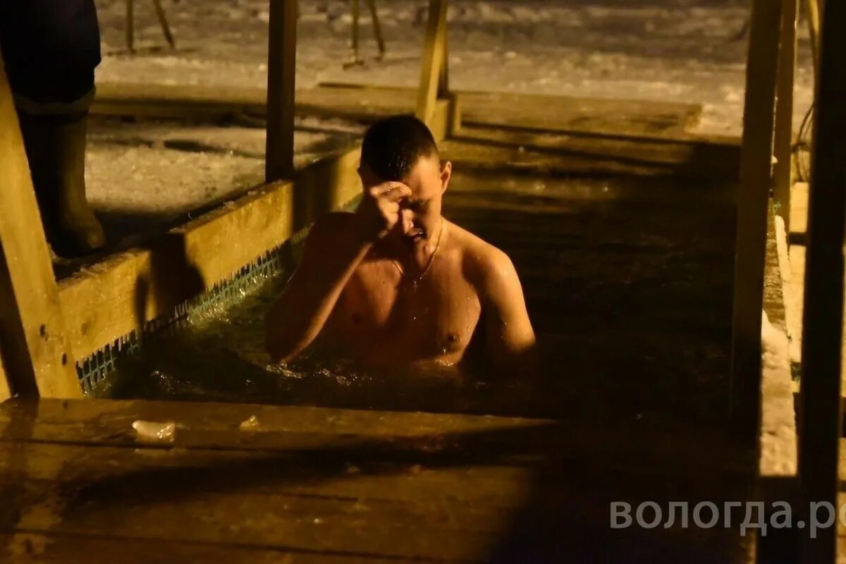 Крещенская купель в вологде. Брюнетка в купели. Вологда крещенские купания. Вологда крещенские купания. Крещенские купания вологда 2022.