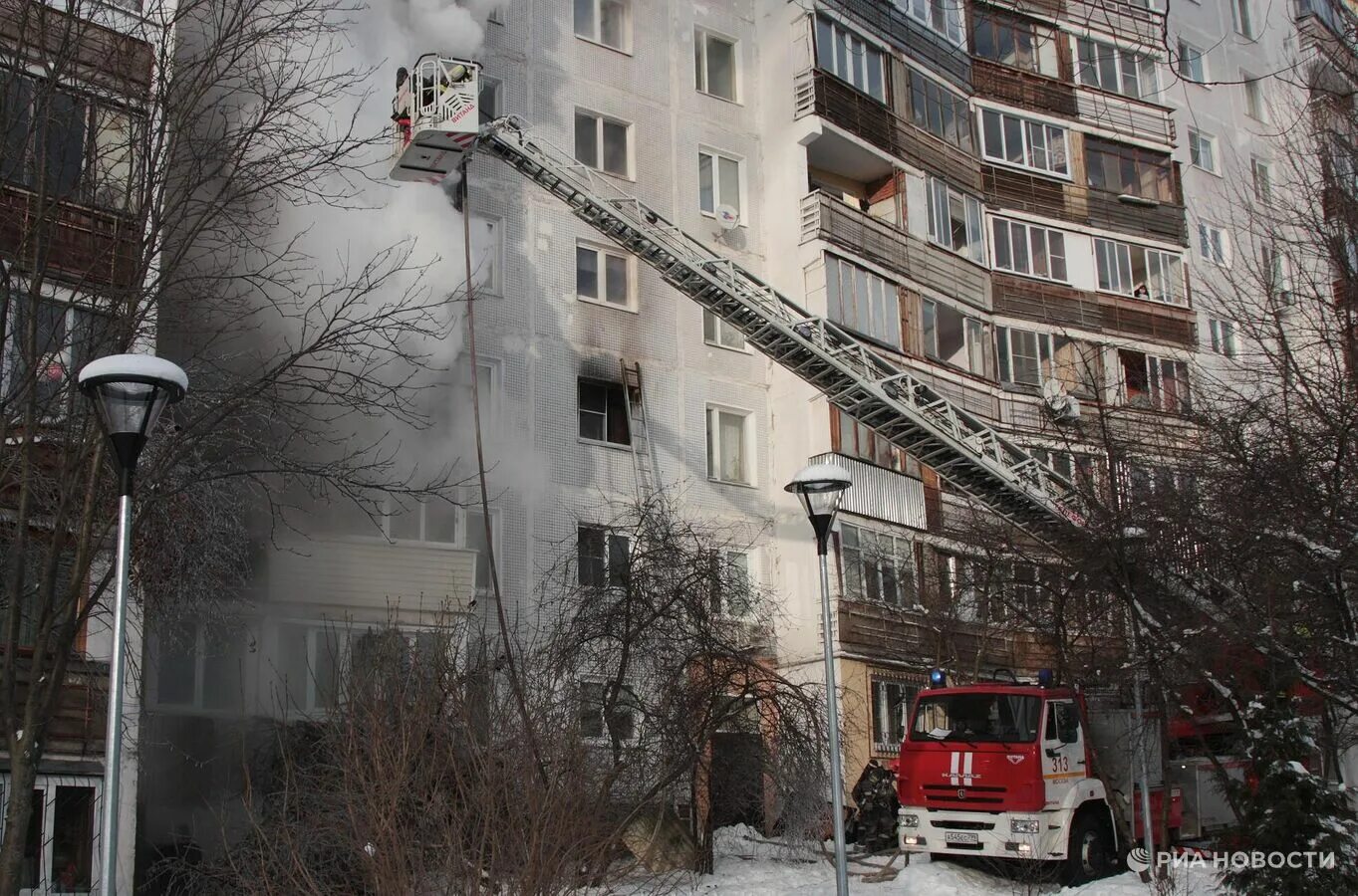 Пожар жилого дома сегодня. Пожар в поселке Мосрентген 06.02.2021. Пожар Мосрентген 6 февраля 2021. Пожар в Москве поселок Мосрентген. Пожары в жилых домах.