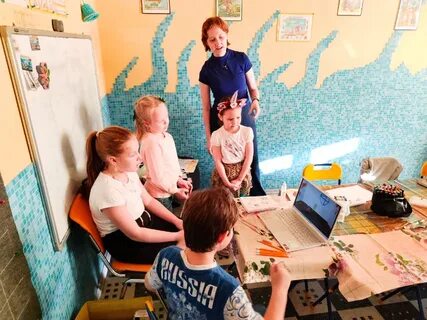 Проводить друзей посетить выставку