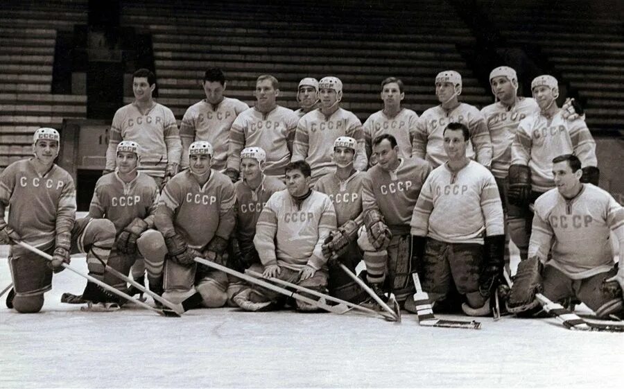 Хоккейная ссср. СССР хоккей Инсбрук 1964. Сборная СССР по хоккею олимпиада 1964. Сборная СССР Инсбрук 1964. Анатолий Тарасов хоккеист 1960.