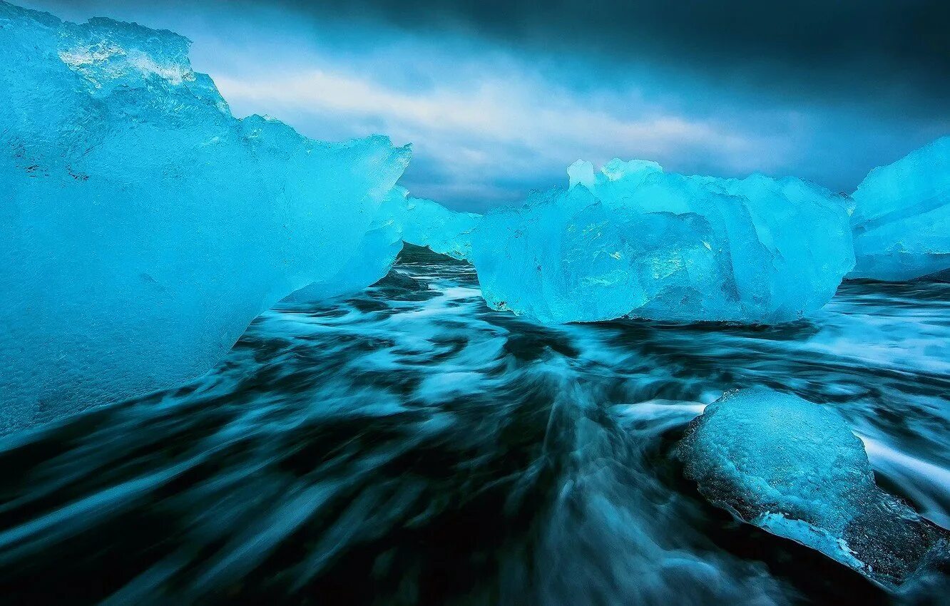 Синий лед. Ледяное море. Лед в океане. Холодное море. Лед холодный лед прозрачный