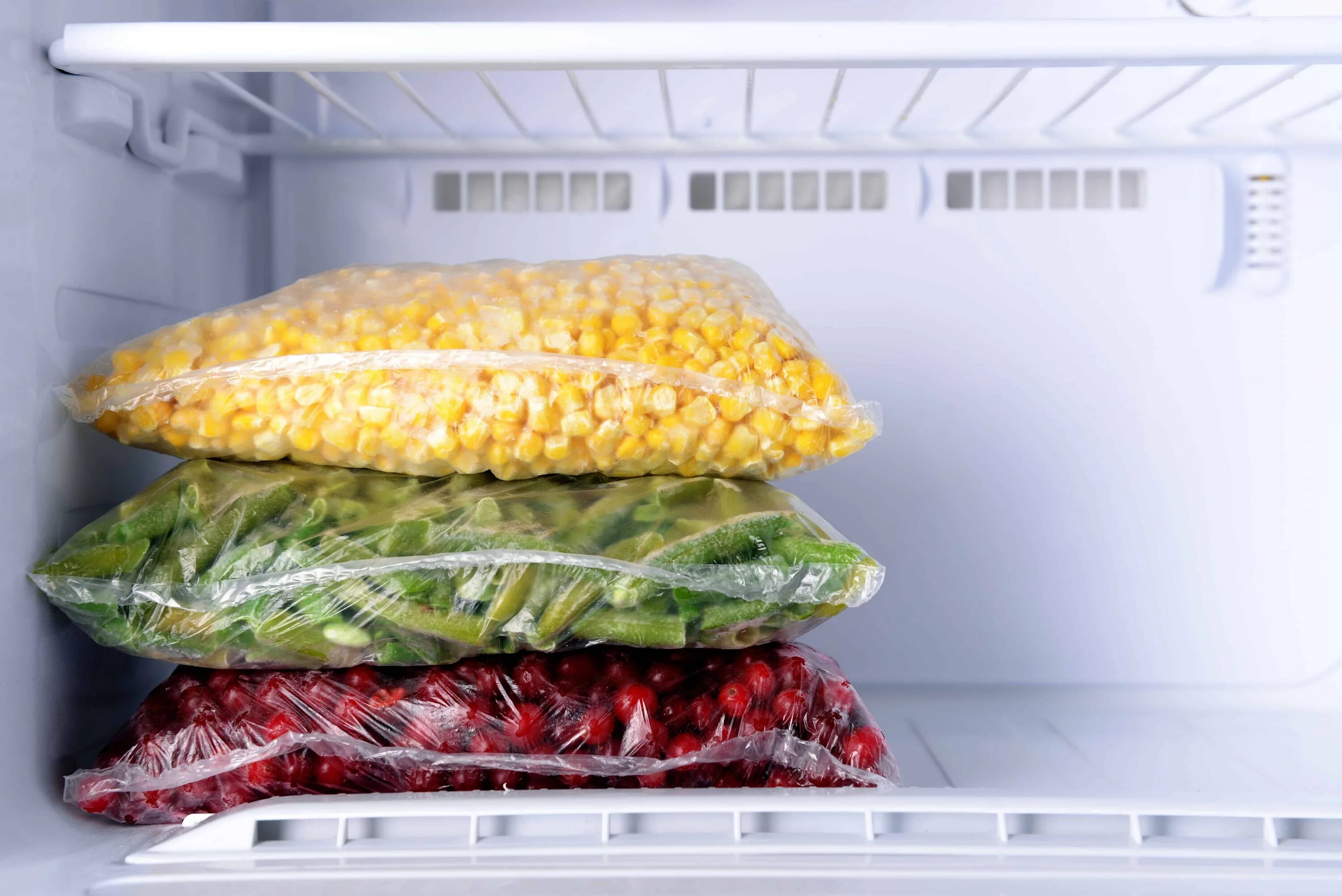 Заморозка овощей. Овощи в морозилке. Заморозка овощей и фруктов в морозильной камере. Морозильник с продуктами.