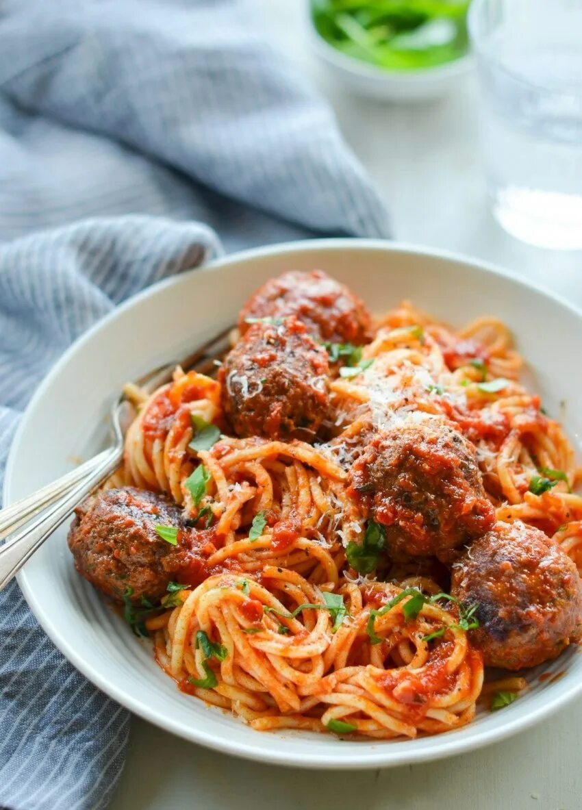 Спагетти митболс. Спагетти с фрикадельками в томатном соусе. Спагетти с фрикадельками в томатном. Спагетти с тефтелями в томатном соусе. Тефтели с вермишелью