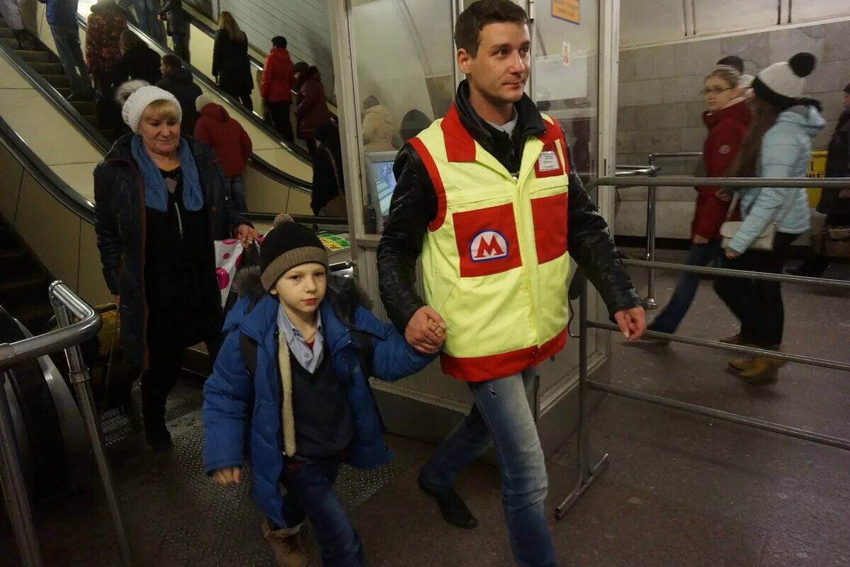 Метро для детей. Сопровождение детей в метро. Сопровождение в метро. Московское метро для детей. Метрополитен дети