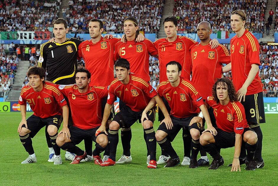 Сборная Испании 2008. Хави Испания Чемпионат Европы 2008. Сборная Испания старый состав 2008. Сборная Испании 2008 состав.