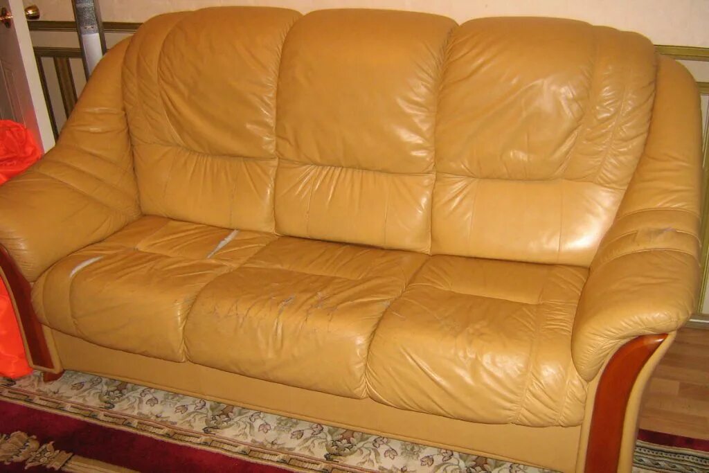 Обтянуть стулья. Жидкая кожа для ремонта дивана из искусственной кожи. Audi 80 стеганая кожа. Обтянуть диван кожей. Перетяжка стульев до и после.