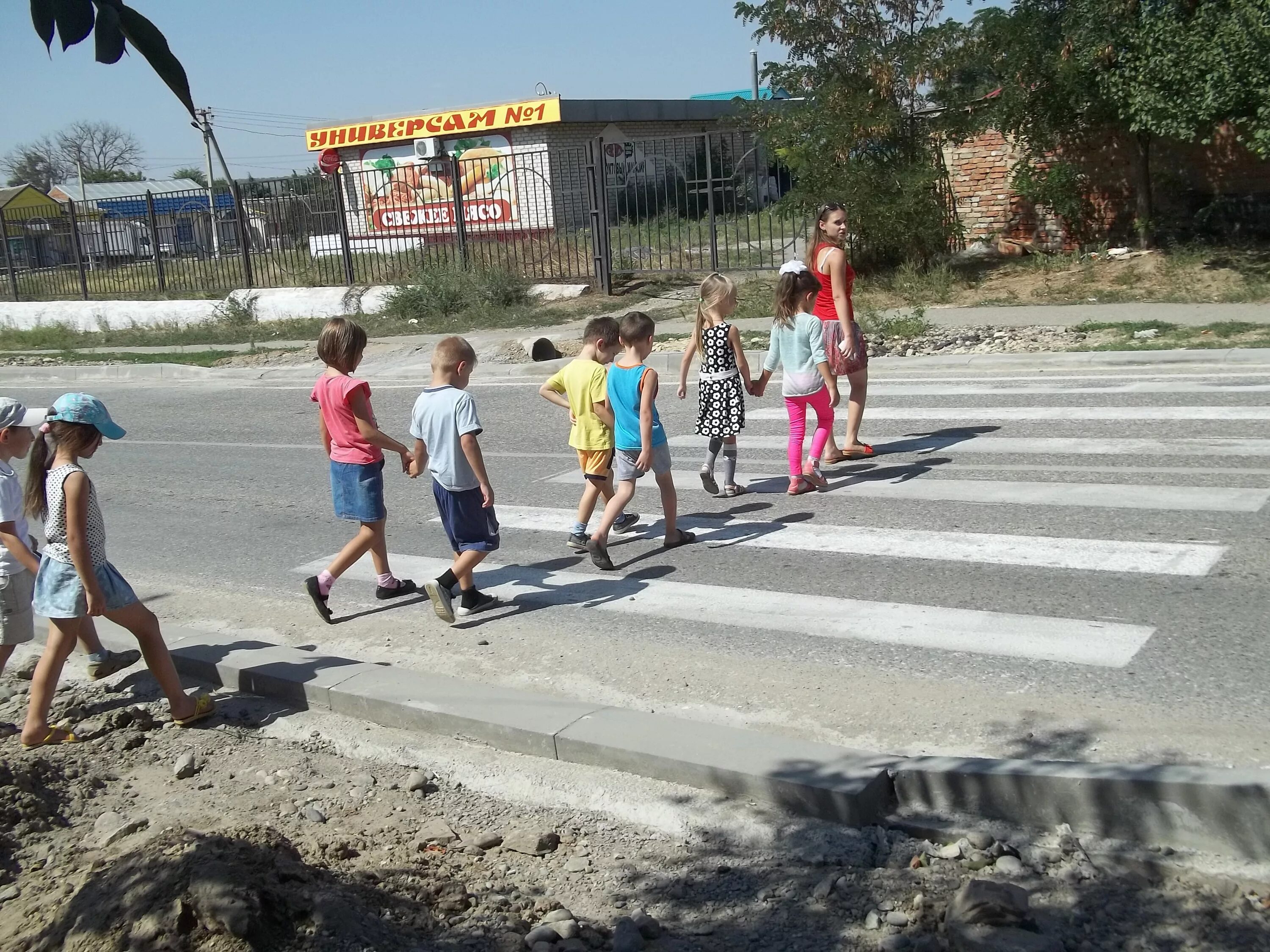 Ходы гулять. Занятие по ПДД на улице. Экскурсия с детьми к перекрестку. Экскурсия на перекресток в детском саду. Экскурсия к перекрестку старшая группа.