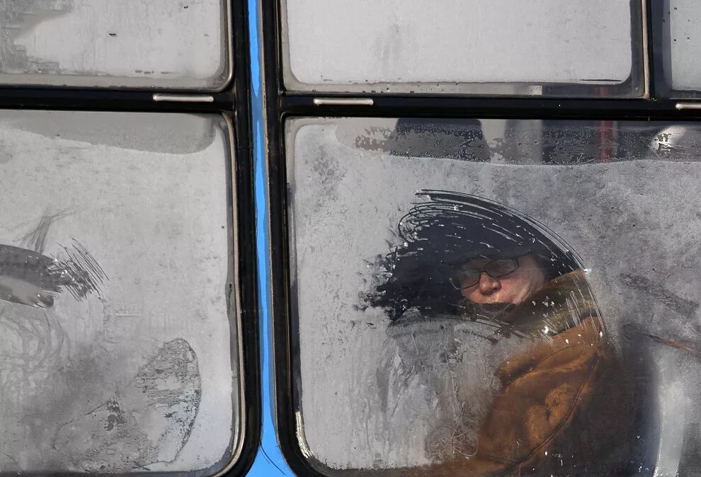 После духоты вагона морозный воздух кажется. Окно автобуса. Замерзший автобус. Замерзшее окно автобуса. Замёрзшие стекла автобуса.