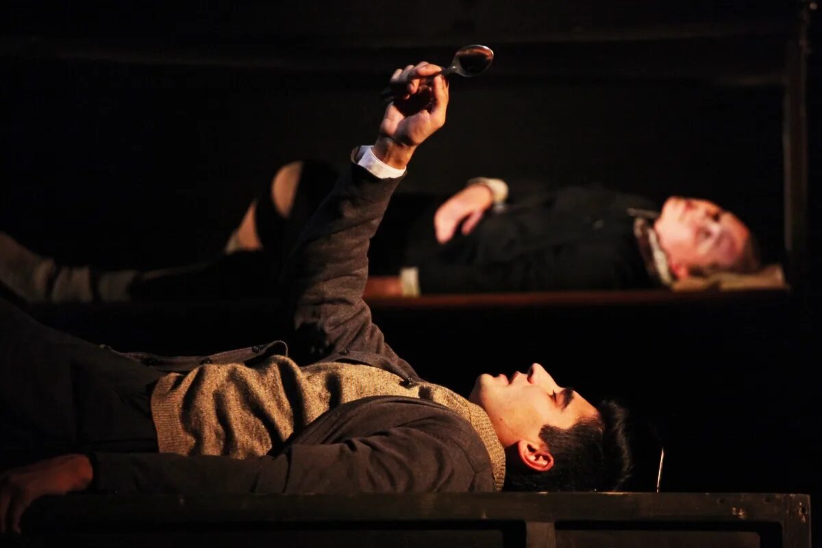 путешествие с ангелом». гекатомба блокадный дневник. спектакль гекатомба на литейном фотографии. яна тумина гекатомба. гекатомба спектакль.