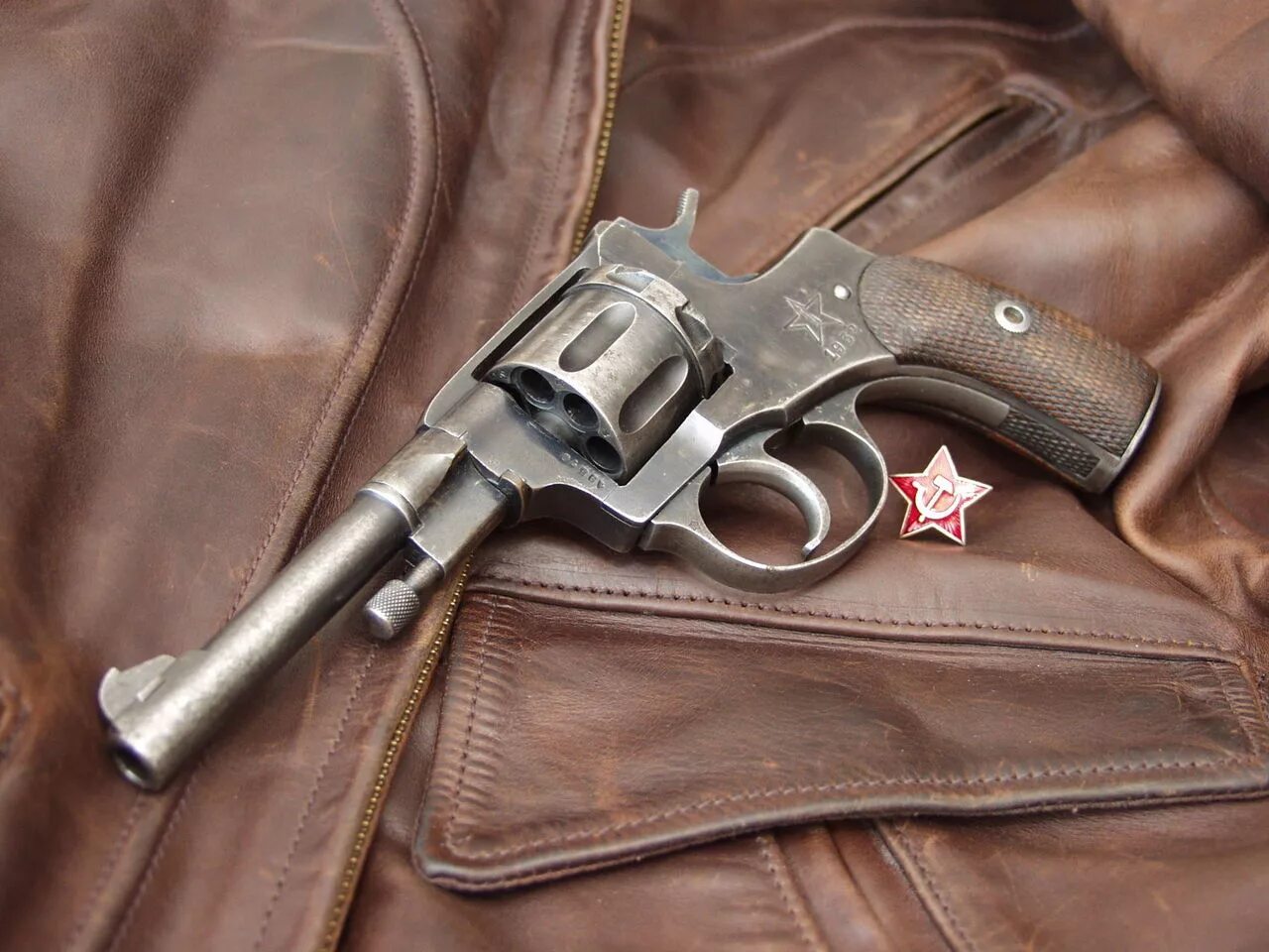 Ковбой тт. Наган m1895. Револьвер Наган ТТ. Калибр Нагана. Наган оружие НКВД.