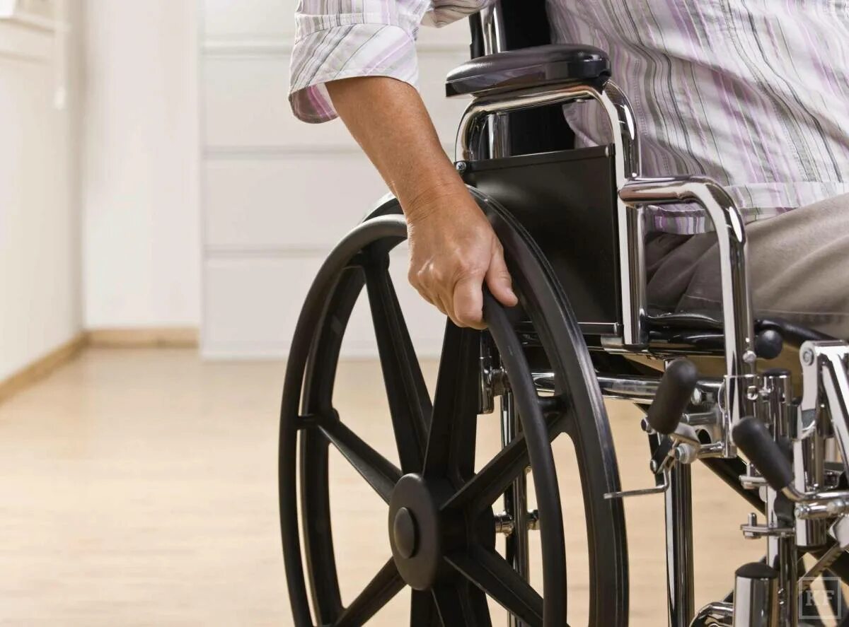 Инвалид. Технические средства реабилитации для инвалидов. Инвалид колясочник. Люди сограничеными возможностями. Инвалидность помогу