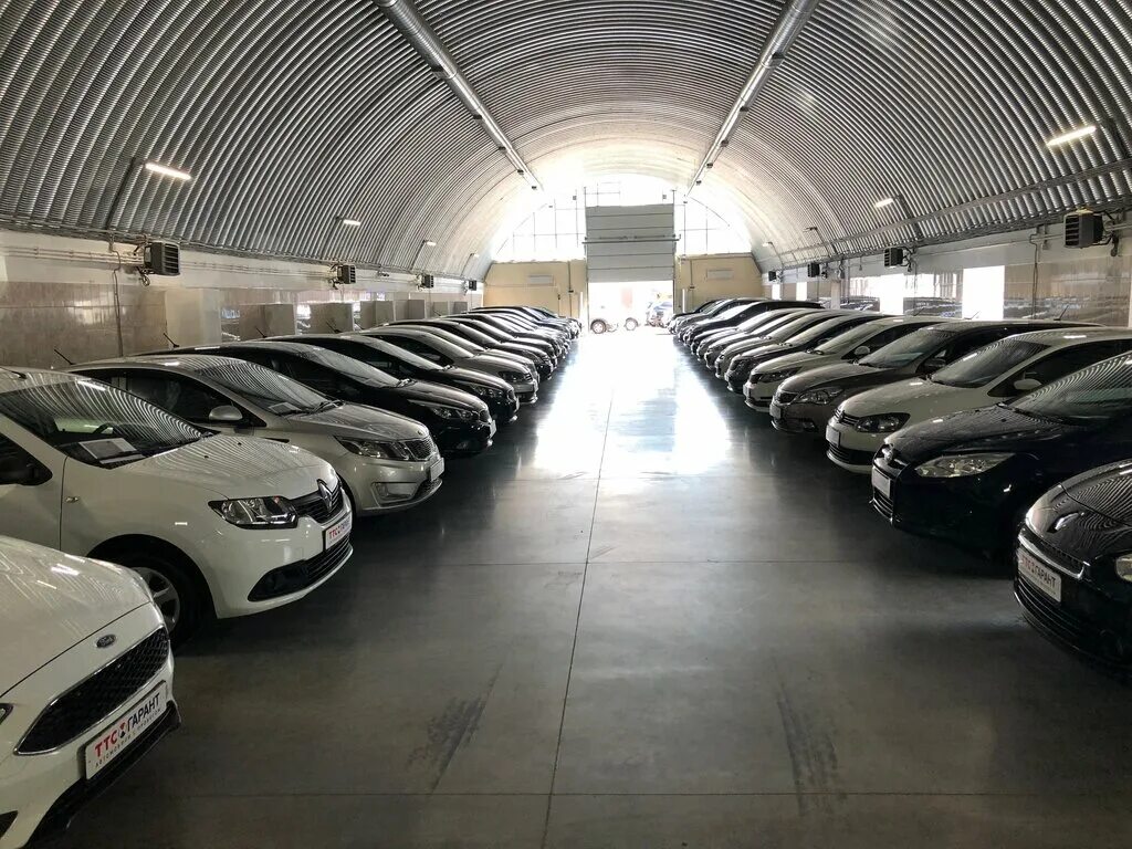 Машины в автосалоне в казани. Казань автосалон. Ттс казань м7. Кан авто в казани на тукая 115. М7 казань автосалон.