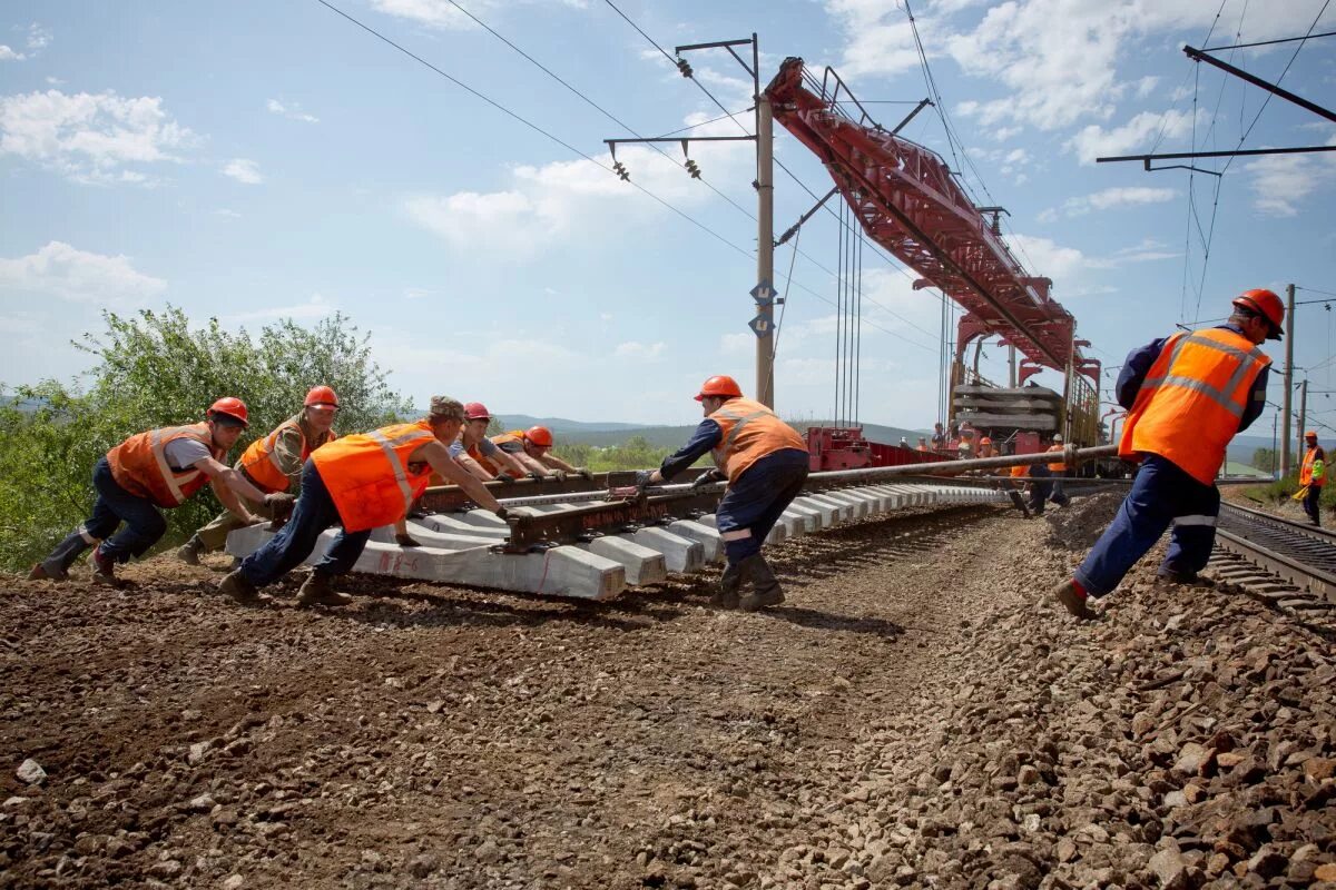 На каких предприятиях выполняется ремонт железнодорожного. Оао ржд монтер пути железной дороги. Монтер пути. На каких предприятиях выполняется ремонт железнодорожного. Профессия осмотрщик вагонов ржд.