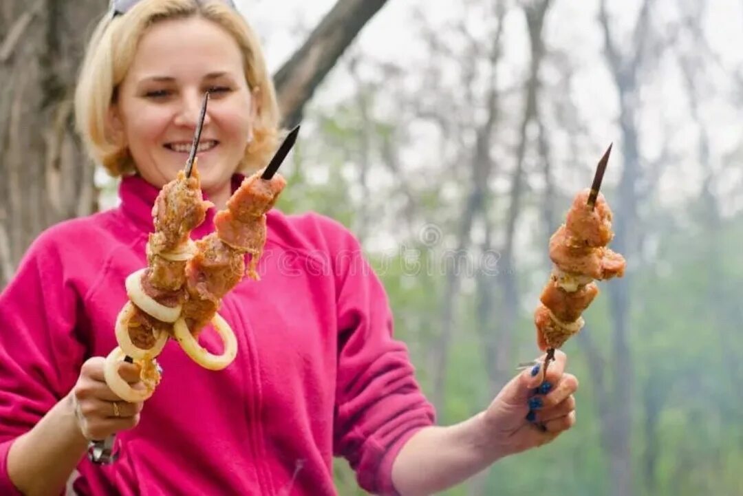 Девушка есть шашлык. Девушка есть шашлык