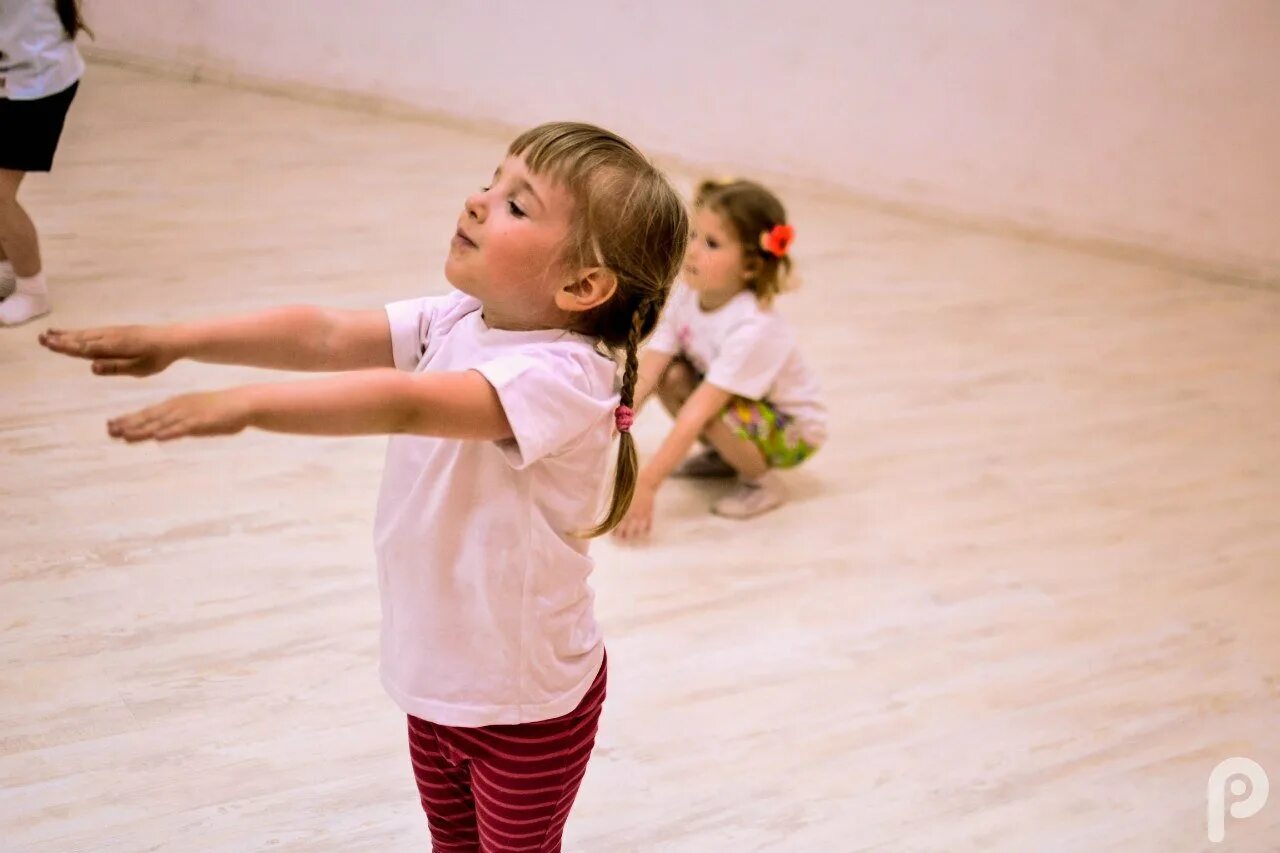 Где малыши танцуют. Детские танцы. Танцевальная терапия для детей. Хореография для детей. Малыши танцуют.