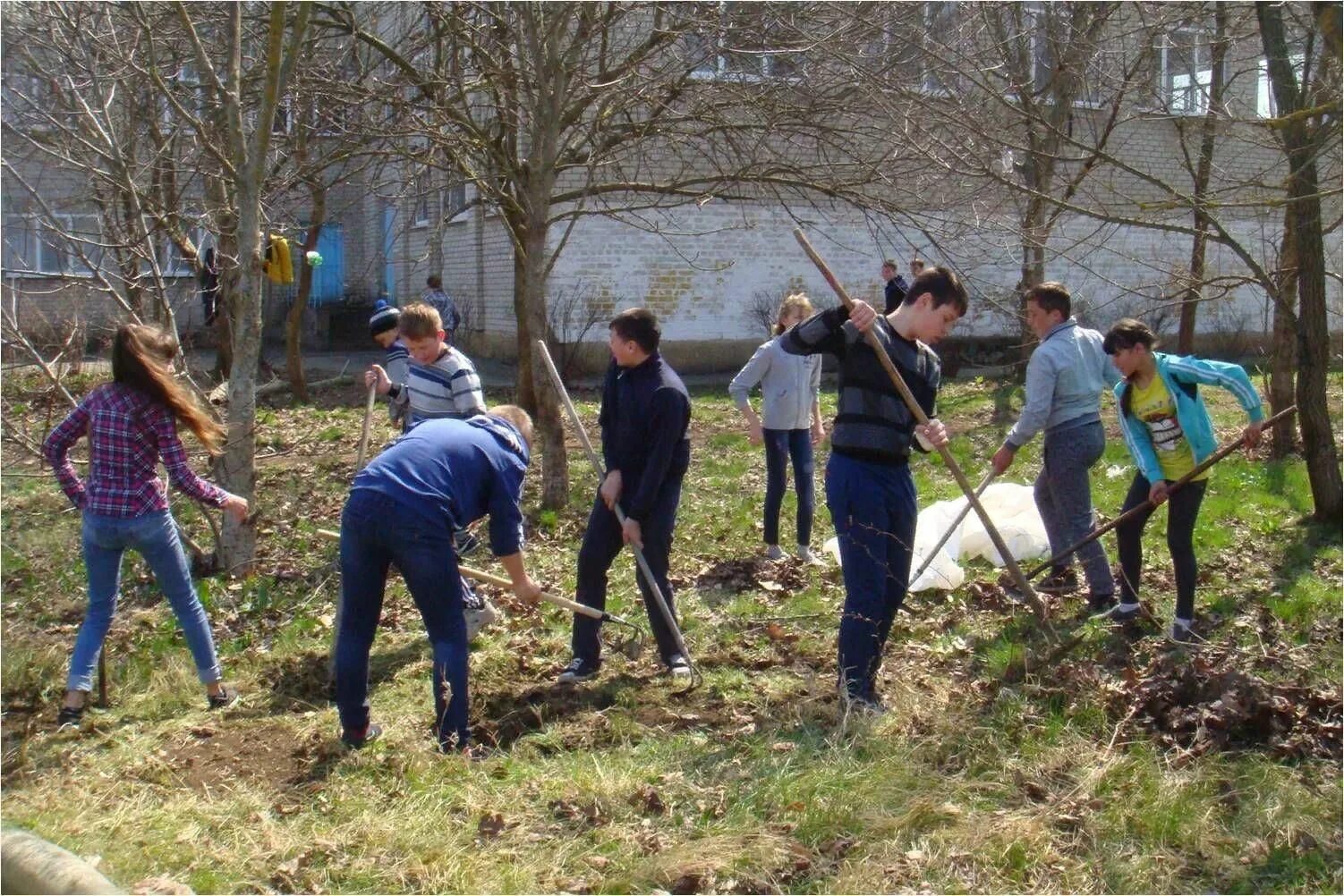 Субботник в школе отчет. Субботник в школе. Школьники на субботнике. Уборка возле школы. Субботник в начальной школе.