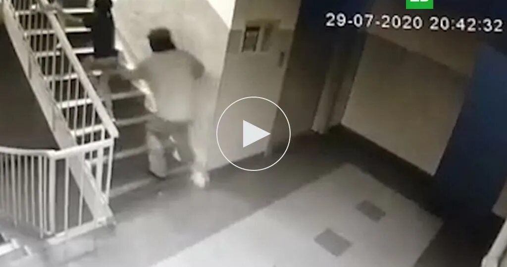 Маньяк нападает на девочку. Маньяк напал на девочку в подъезде. напали на девочку в подъезде. напал на ребёнка в подъезде. маньяк напал на детей в подъезде.