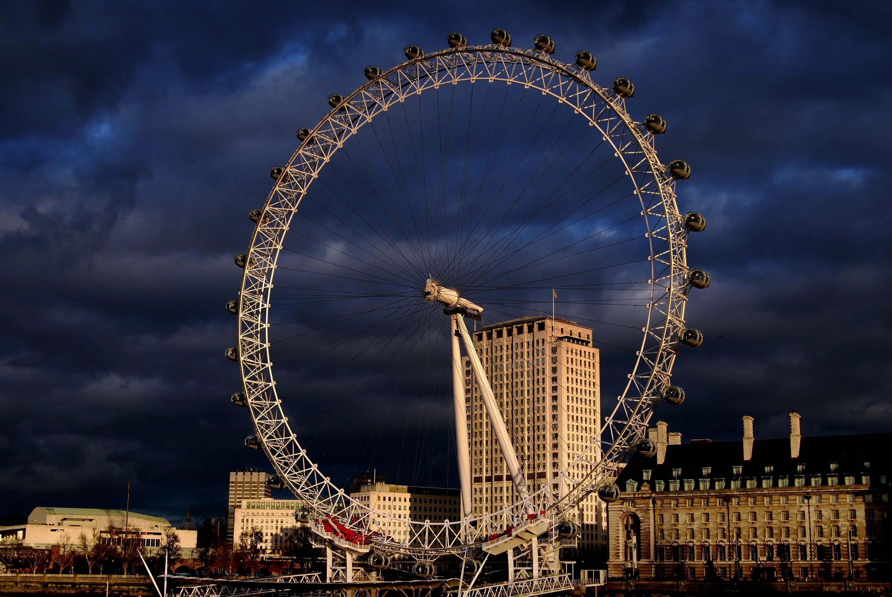 One of the london s. Колесо обозрения Лондонский глаз. Великобритания колесо обозрения London Eye. Лондонский глаз достопримечательности Лондона. Достопримечательности Англии Лондонский глаз.