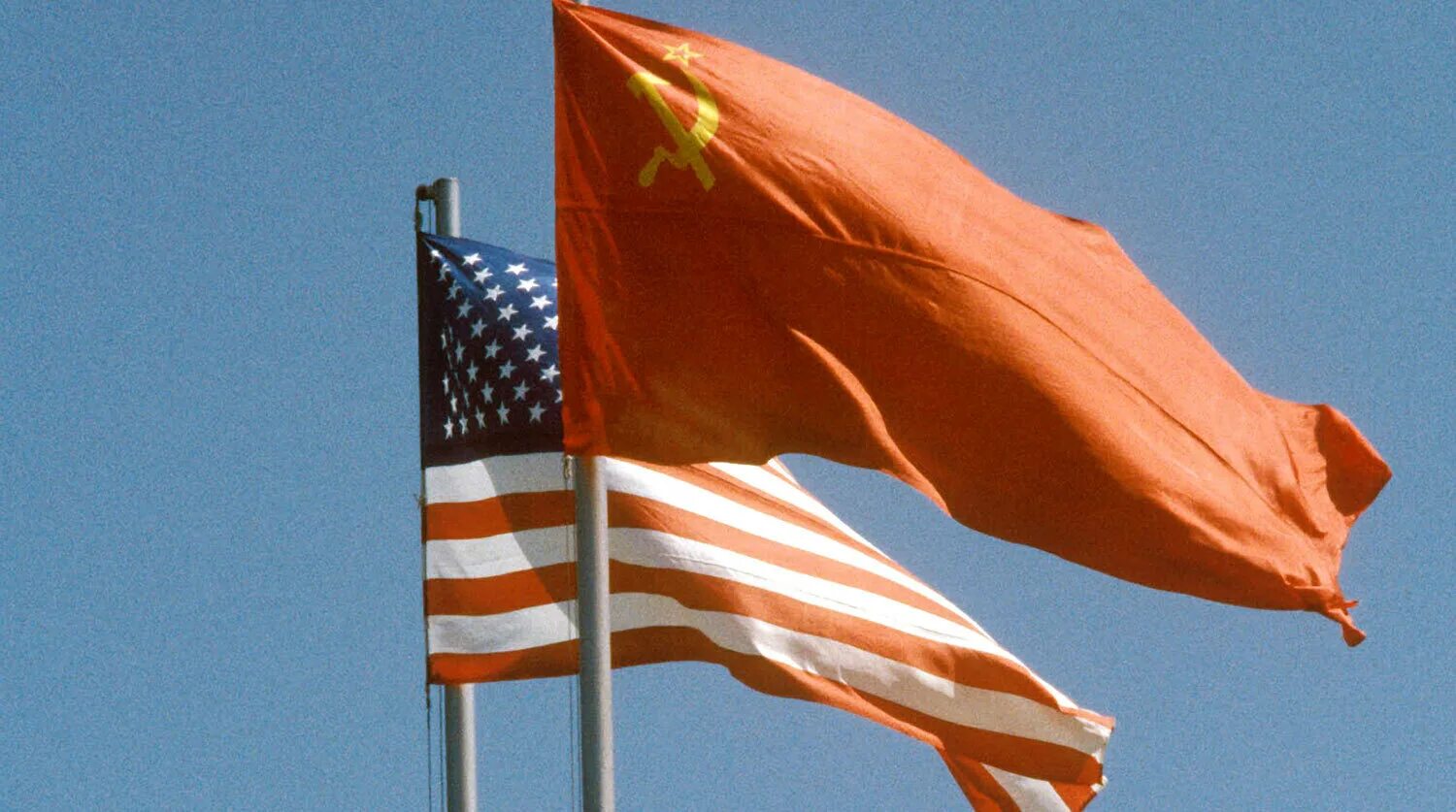 В сша установилась. Флаг ссср и сша. холодная война ссср и сша. установлены дипломатические отношения между ссср и сша. холодная война флаг сша и ссср.