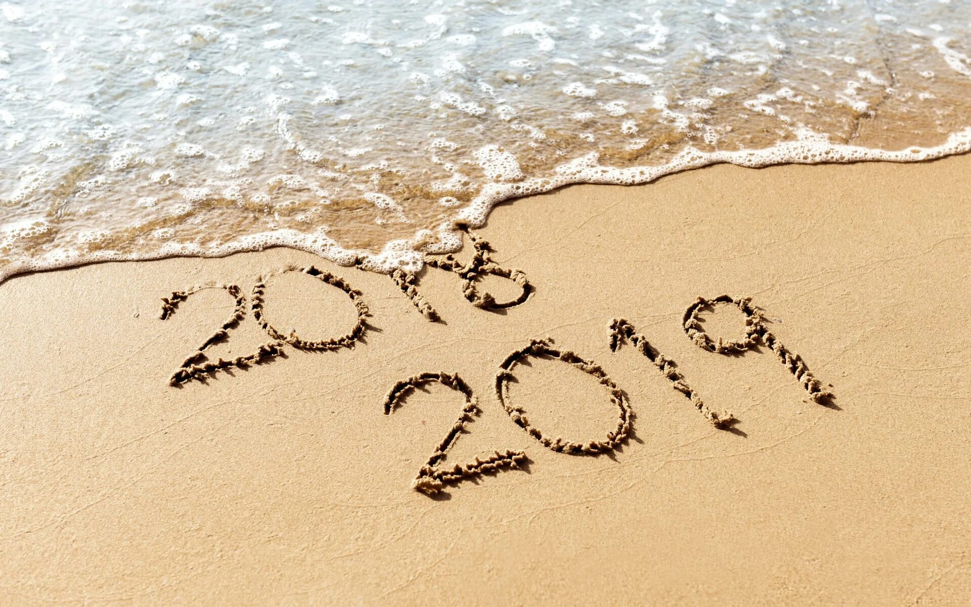 Люди на пляже. Летом на море. 2015 год на пляже. Лето пляж. Люди на пляже.