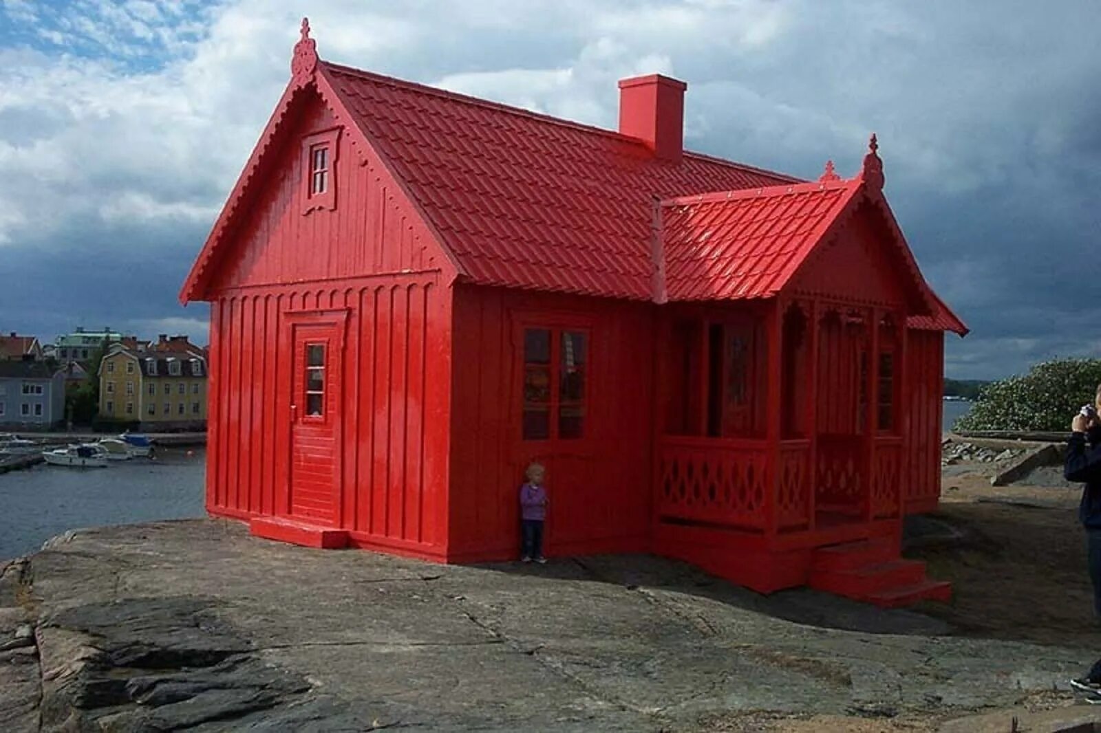 Домики красного цвета. Моррис, Уэбб – «красный дом». Красный дом. Домик с красной крышей. Норвежские красные домики.