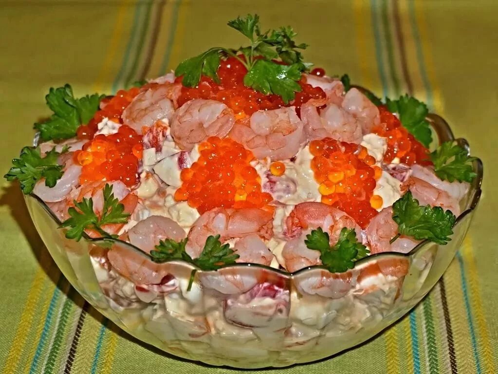 Салат царский. Салат с креветками и красной икрой. Салат с красной икрой и креветками царский. Королевский салат с кальмарами и креветками икрой. Салат царский.