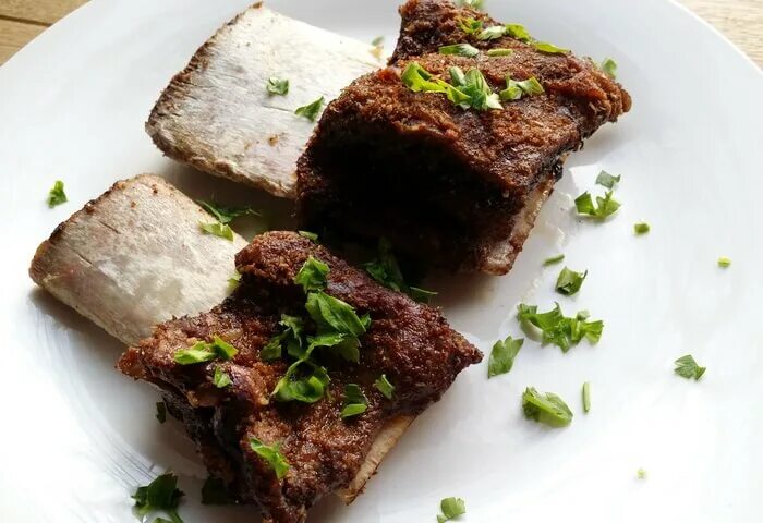 Ребра говяжьи в духовке сочно и вкусно. Говяжьи ребра в духовке в фольге. говяжьи ребра. говяжьи ребра с картофелем и овощами. как приготовить говяжьи ребра в духовке.
