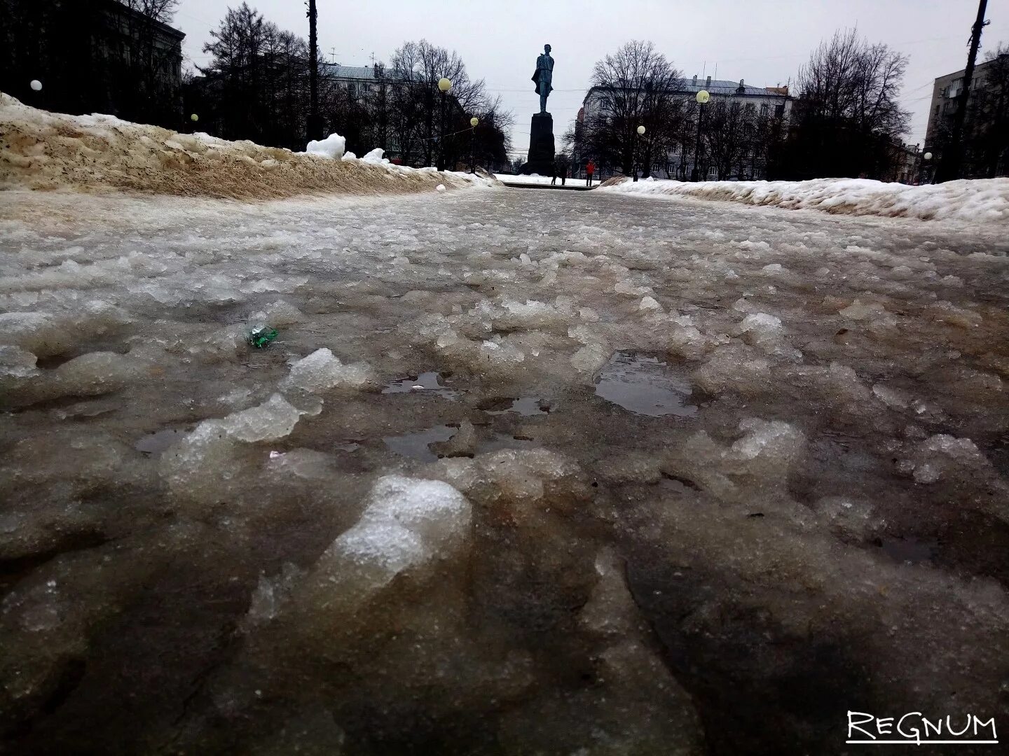 Бутырка на дороге грязный снег. Грязь слякоть Нижний Новгород. Саратов слякоть. Зима слякоть. Снежная слякоть.