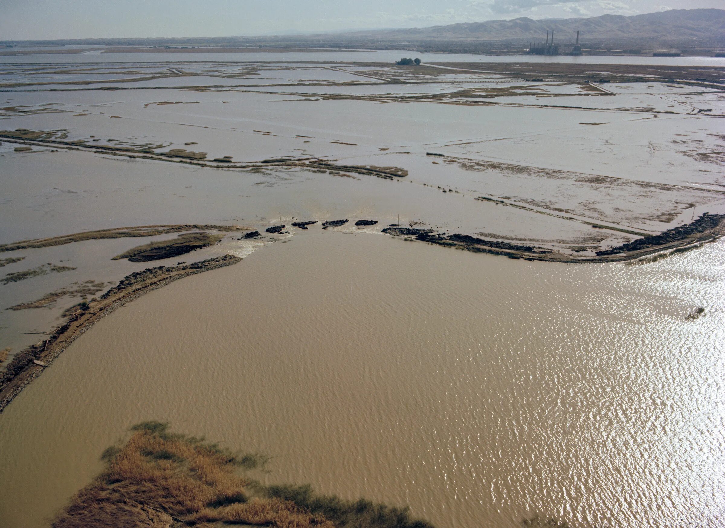 Levee. Subaqueous Levee. Levee Breach inundation. Sacramento River and the San Joaquin River.