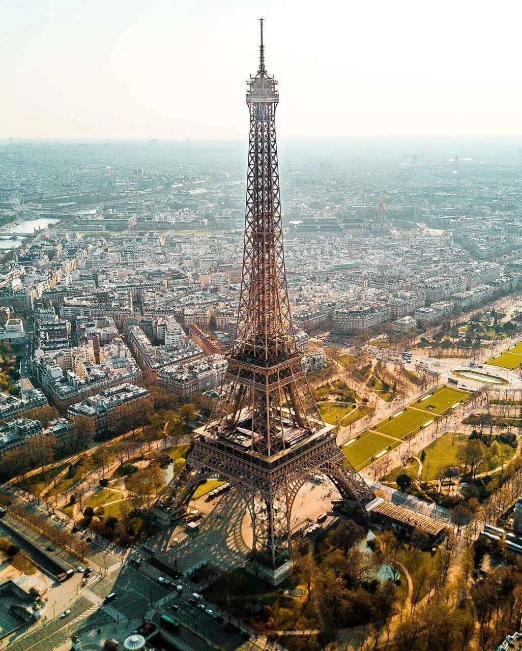 Какая красивая башня. Эйфель башня Франция. Эйфель башня Tour Eiffel. Эльфийская башня в Париже. Эйфелева башня в Париже фото.