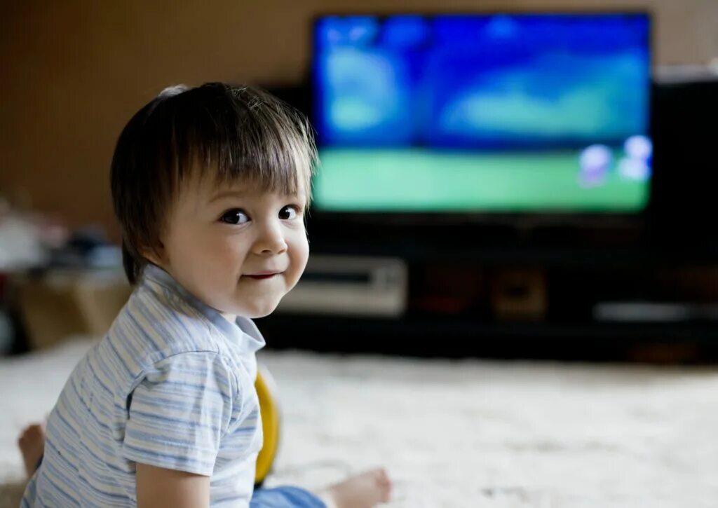 Ребенок без телевизора. Телевизор для детей. Ребенок перед ТВ. Ребенок перед Телеком. Малыш и телевизор.