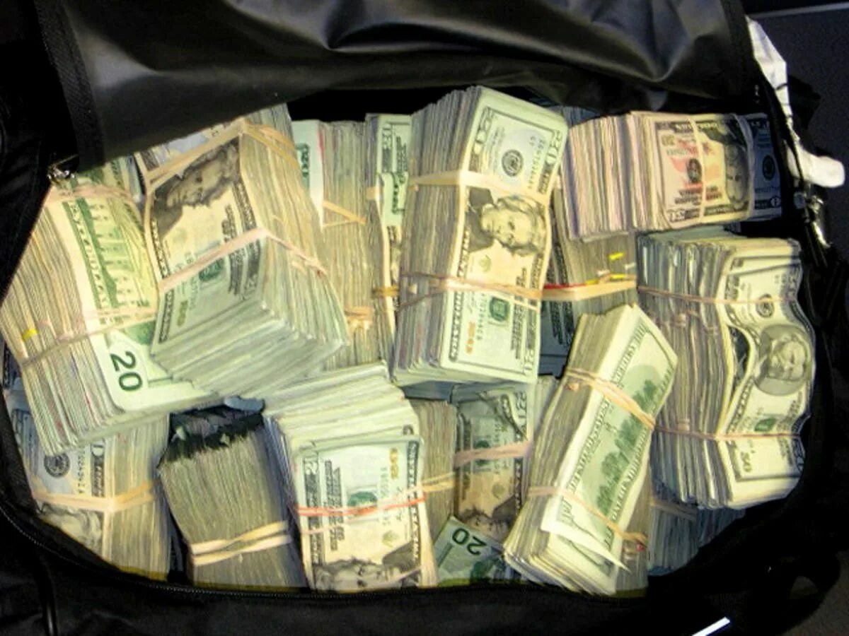 Миллионов реального. Чемодан с деньгами. Миллион долларов в чемодане. Чемодан с долларами. Огромная сумка с деньгами.