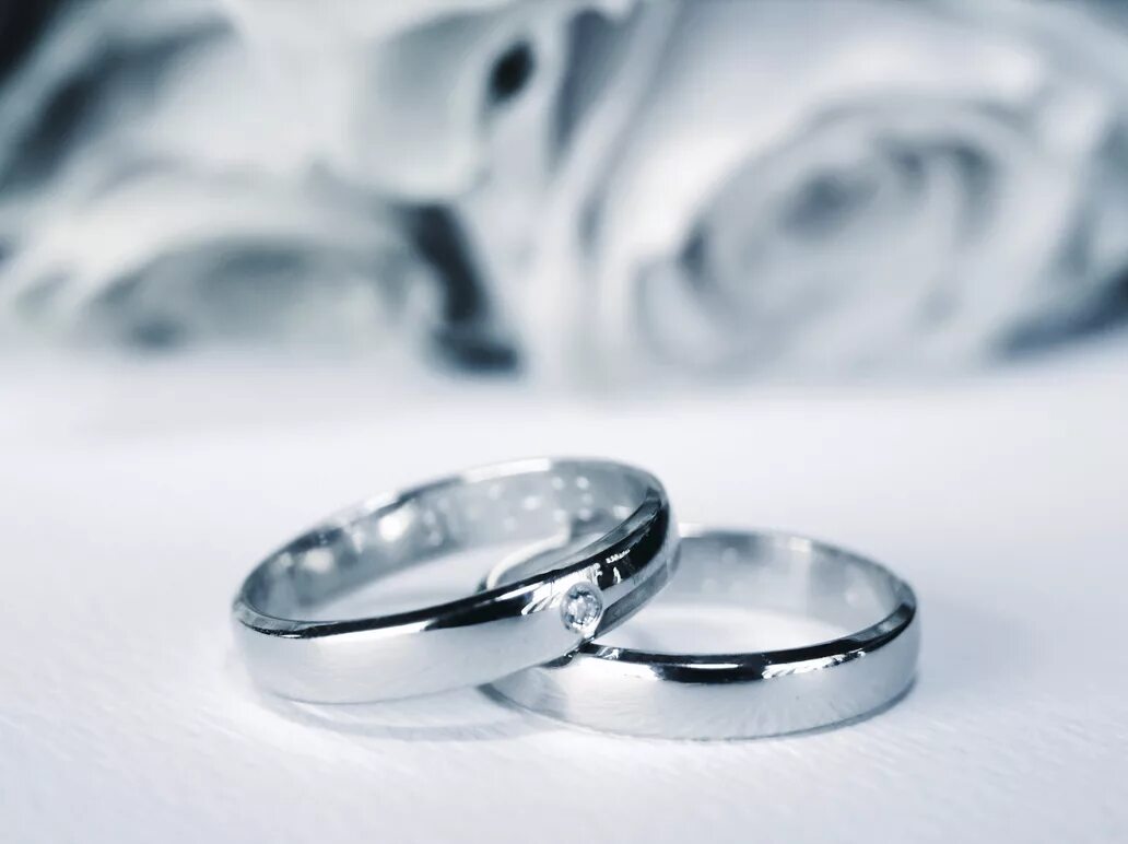 Стальная св. С годовщиной свадьбы. Обручальные кольца годовщина. Стальная свадьба открытки. Кольцо на сером фоне.