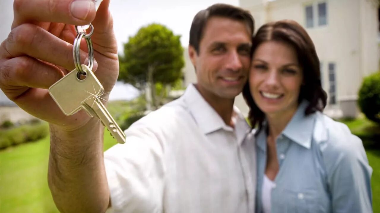 Мужчина дает ключи. Семья с ключами. Новоселье ключи фото. Рынок недвижимости фото. Семья держит в руках ключи.