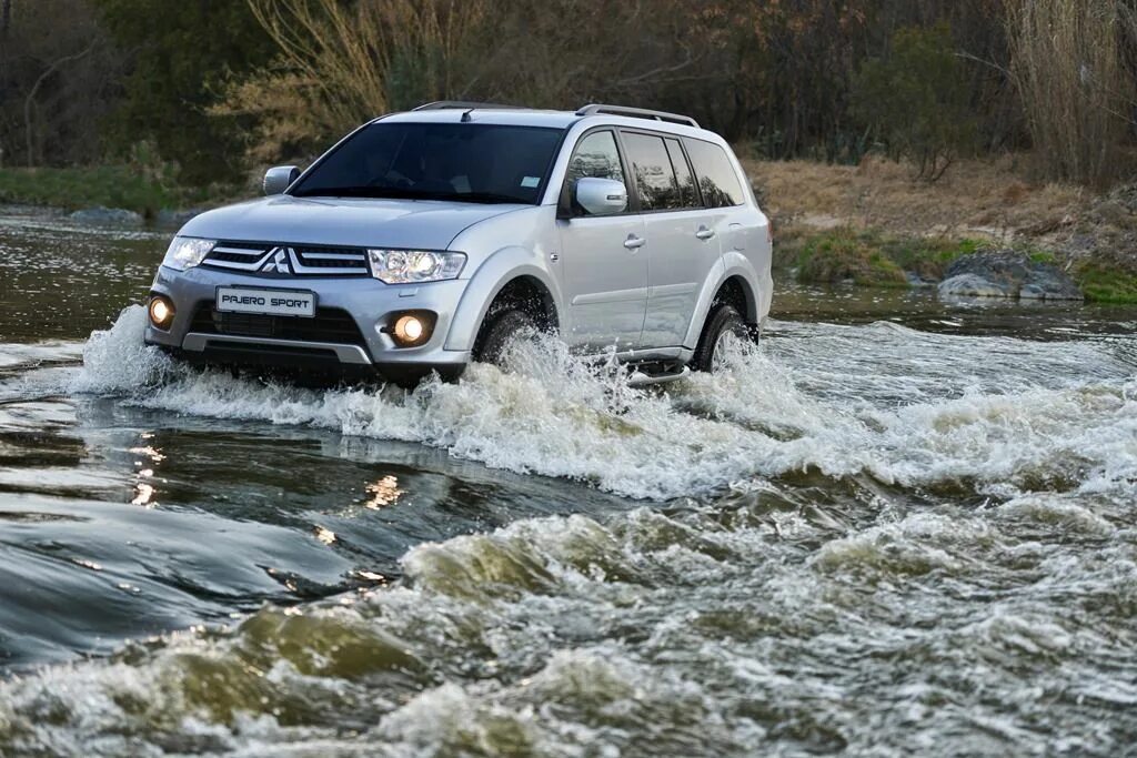 Mitsubishi pajero sport бензин. Мицубиси Паджеро спорт. Mitsubishi Pajero Sport 2014. Митсубиси Паджеро спорт 4. Мицубиси Паджеро спорт 2013-2016.