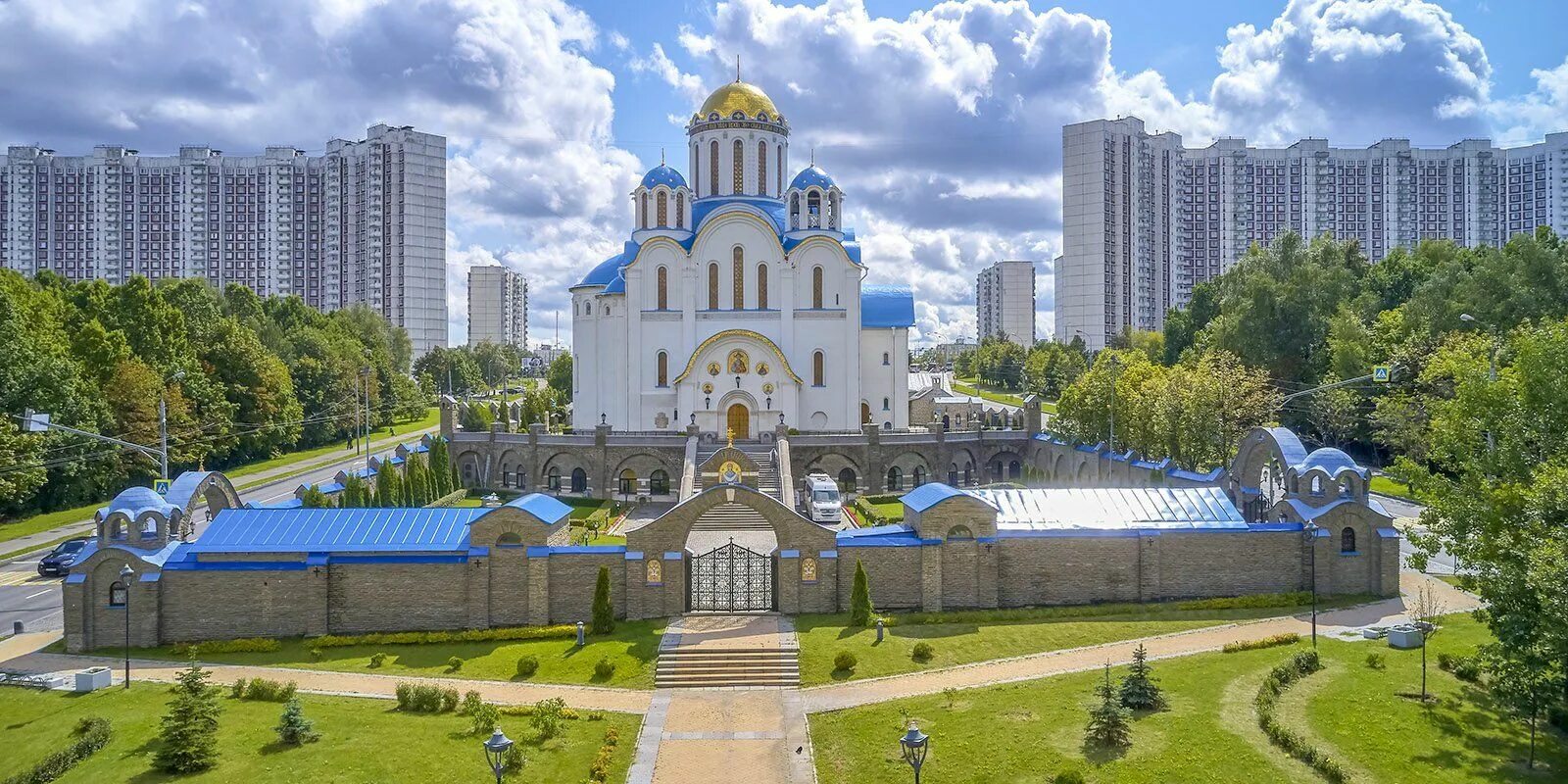 Ясенево отдых. Храм Покрова Пресвятой Богородицы в Ясенево. Храм Покрова Пресвятой Богородицы в Ясеневе. Храм Пресвятой Богородицы в Москве Ясенево. Церковь в Ясенево Покров Пресвятой Богородицы.