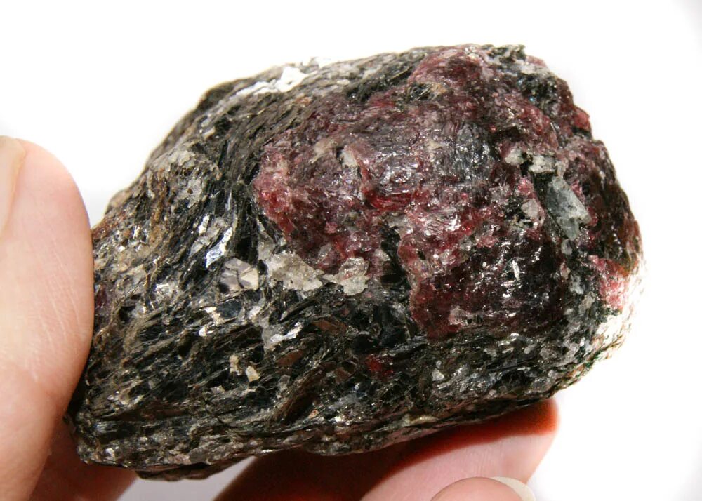 Альмандин кейвы. Гранат в граните. Гранат альмандин необработанный. Гранат камень в породе. Красный гранат пироп.