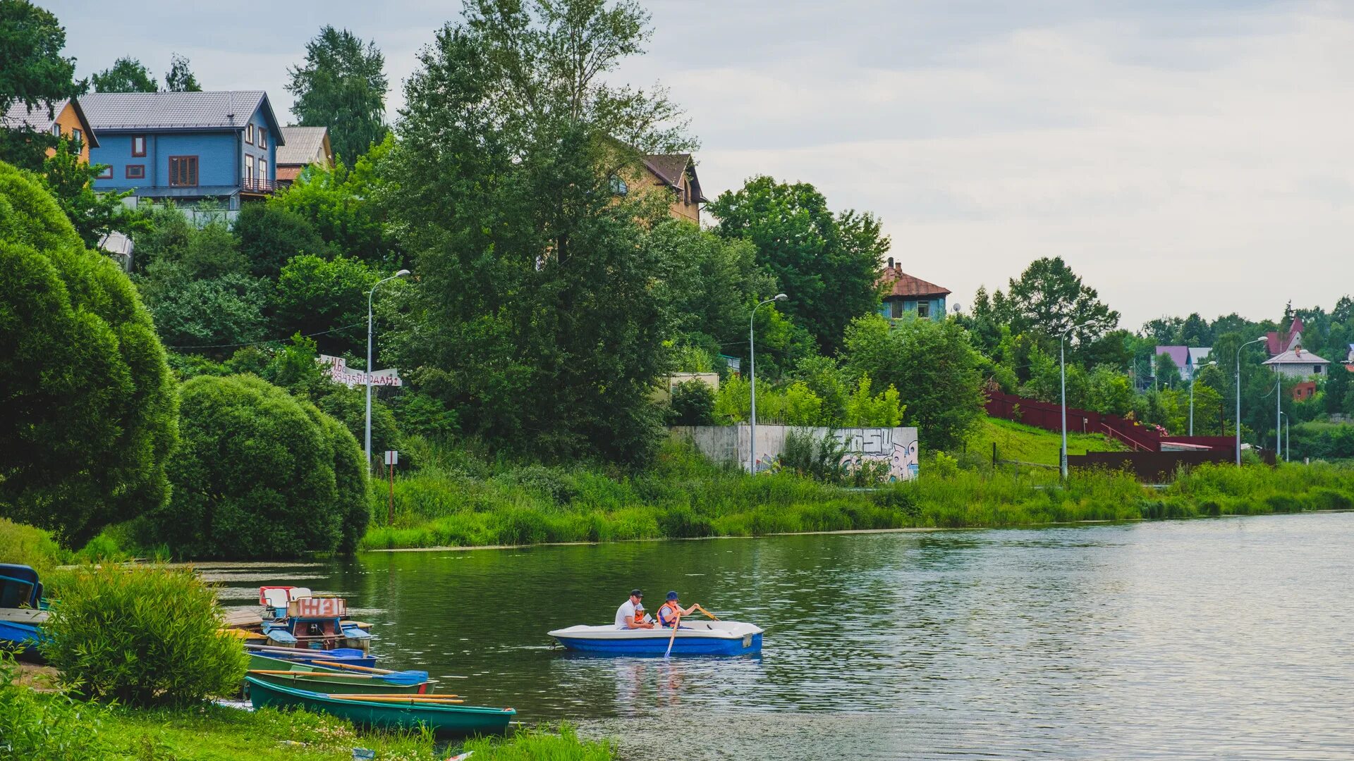 Какое будет лето в перми. Дождевой сад Пермь. Лето Мотовилихинский пруд. Пермь лето. Дождь в Перми.